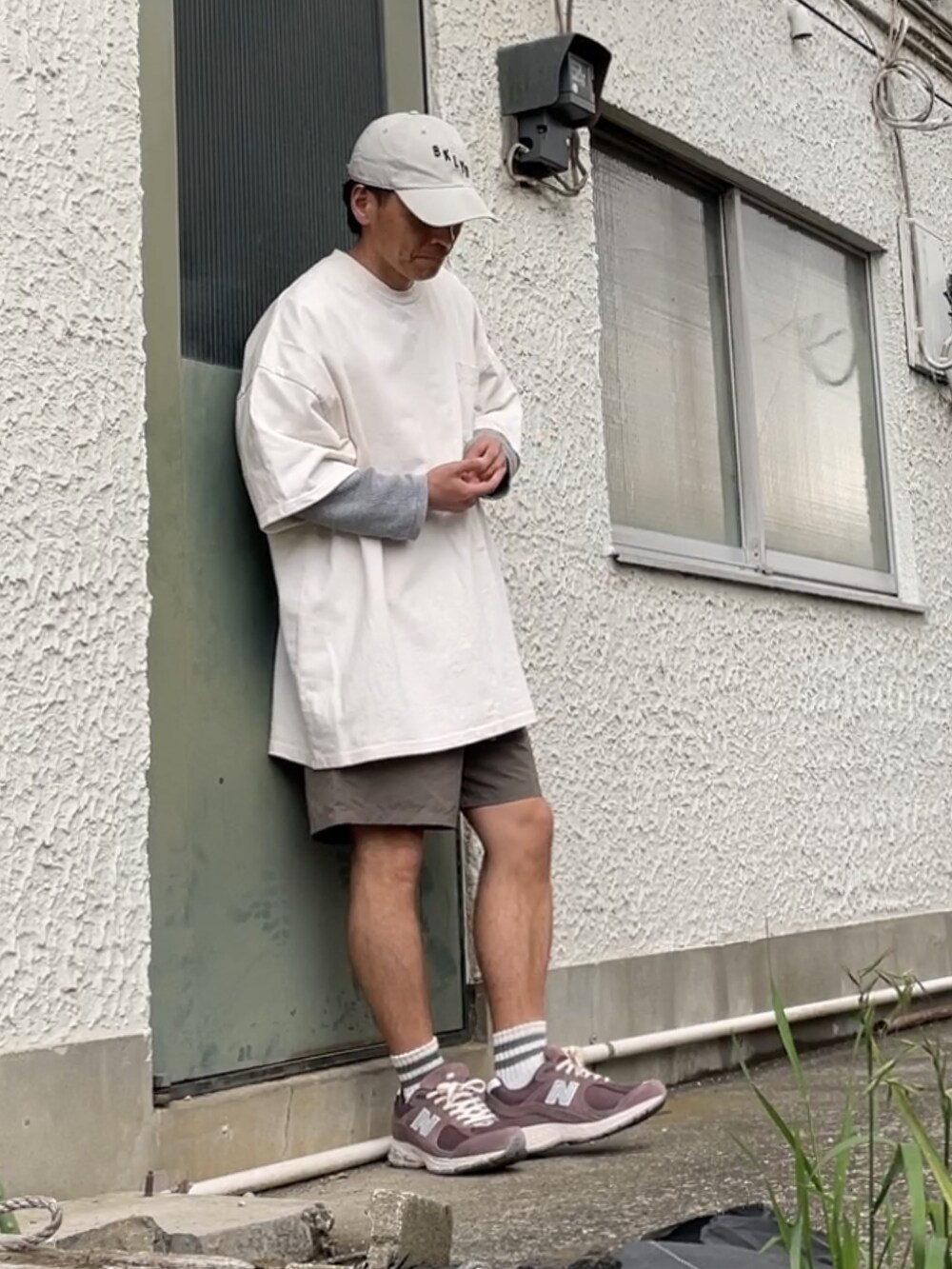 ブラウン系のスニーカー、ブラウン系のその他パンツ、ベージュ系のTシャツ/カットソーを着用したメンズの春コーディネートの4枚目の写真