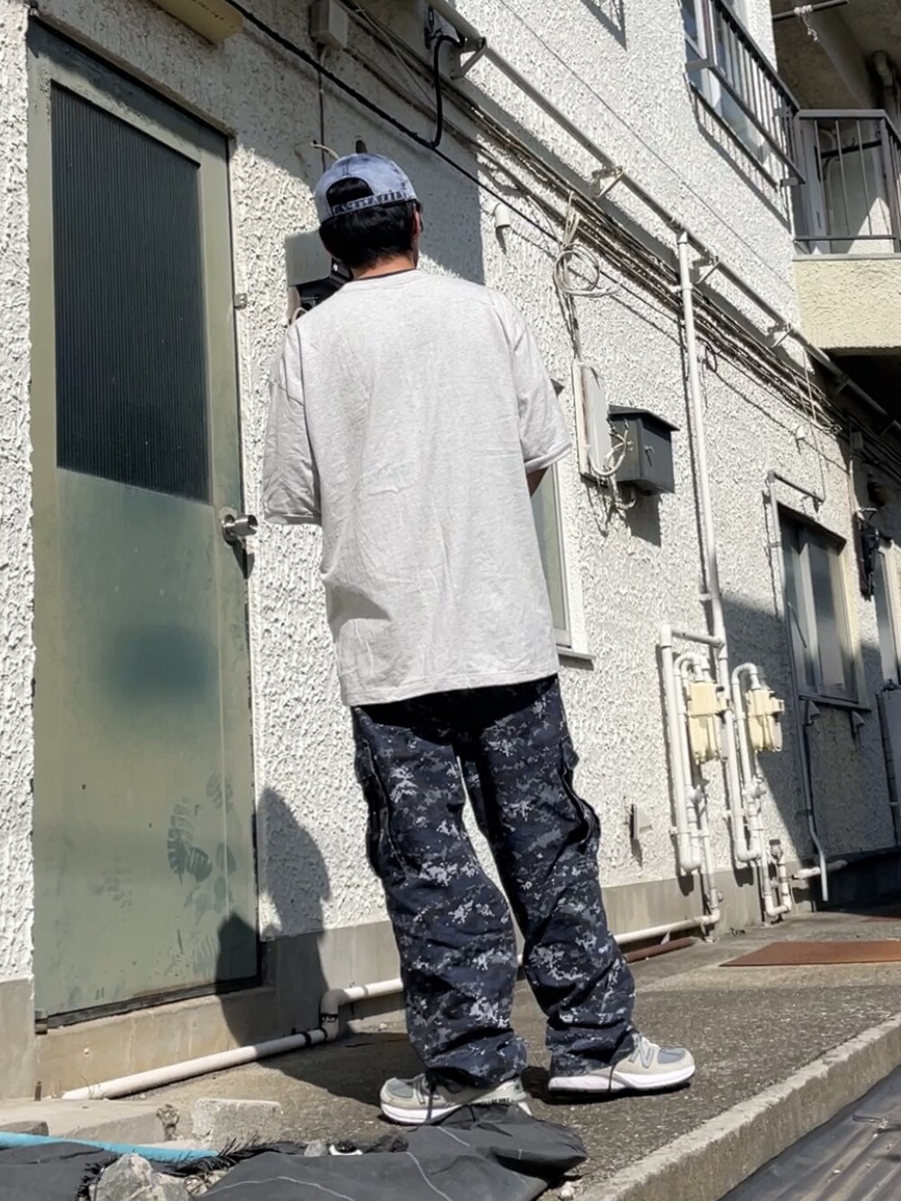 グレー系のスニーカー、ブルー系のその他パンツ、グレー系のTシャツ/カットソーを着用したメンズの秋コーディネートの2枚目の写真