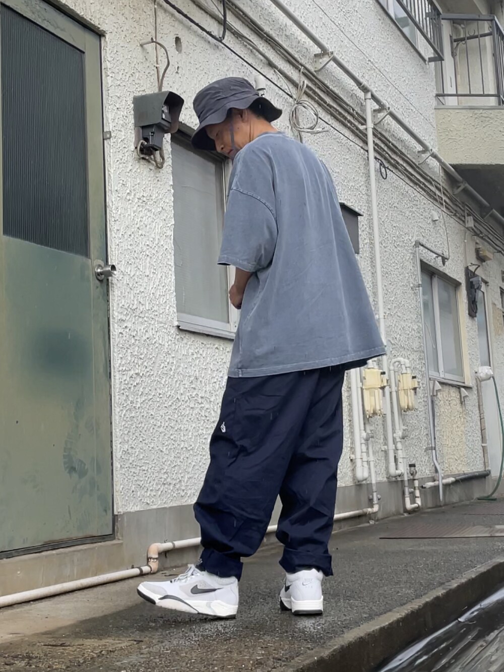 グレー系のスニーカー、ブルー系のその他パンツ、ブルー系のTシャツ/カットソーを着用したメンズの夏コーディネートの2枚目の写真