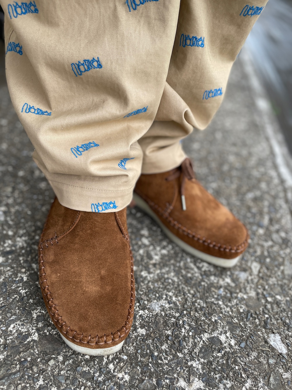 ブラウン系のモカシン/デッキシューズ、ベージュ系のその他パンツ、ブルー系のシャツ/ブラウスを着用したメンズの春コーディネートの3枚目の写真