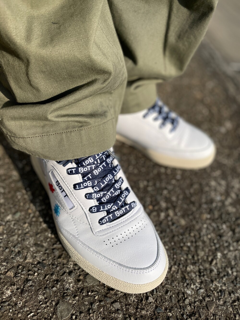 ホワイト系のスニーカー、グリーン系のその他パンツ、その他のシャツ/ブラウスを着用したメンズの冬コーディネートの4枚目の写真