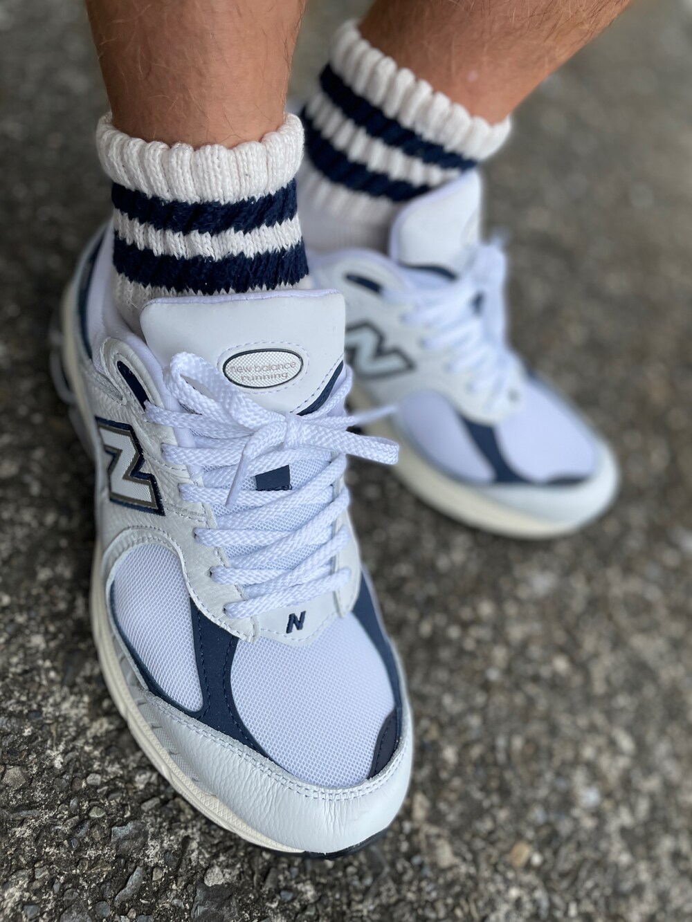 ホワイト系のスニーカー、ブラック系のその他パンツ、ホワイト系のTシャツ/カットソーを着用したメンズの秋コーディネートの3枚目の写真