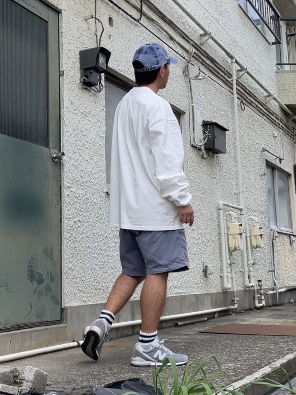 グレー系のスニーカー、ブルー系のその他パンツ、ホワイト系のTシャツ/カットソーを着用したメンズの春コーディネートの2枚目の写真