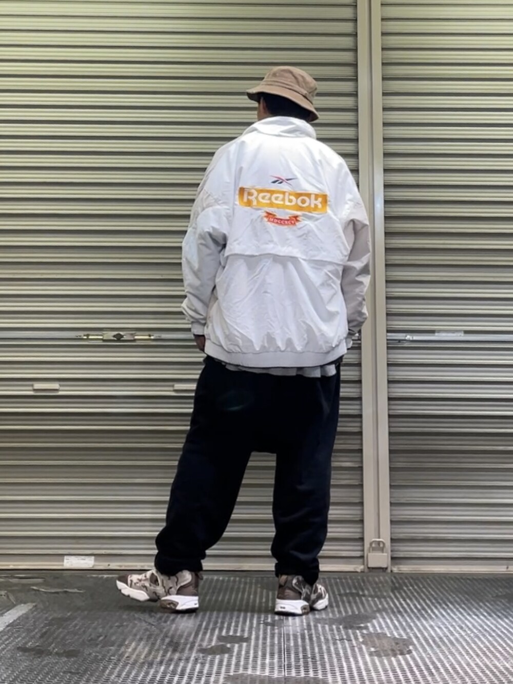 「Reebokのアイテム（スニーカー、ブラウン系）」を使った、クロ🐑さん（メンズ・168cm）の冬コーディネートの3枚目の写真