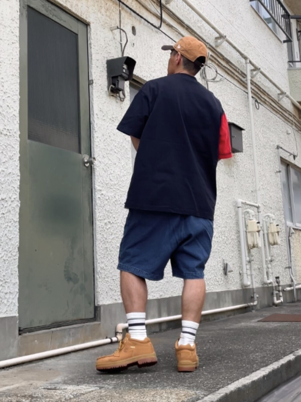 グリーン系のブーツ、ブルー系のその他パンツ、ブルー系のTシャツ/カットソーを着用したメンズの夏コーディネートの2枚目の写真