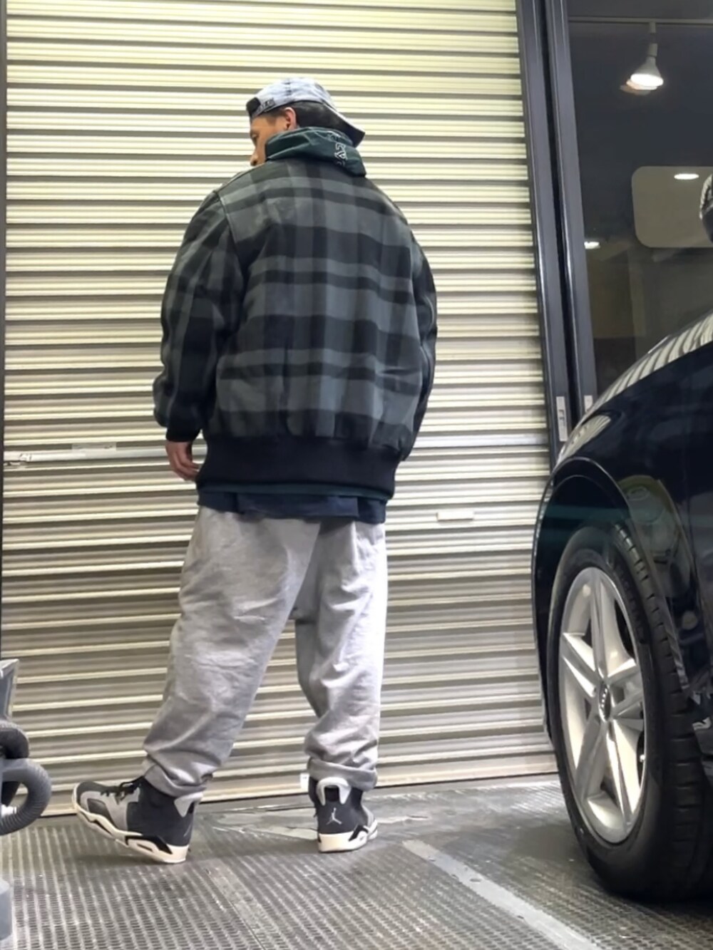 「AIR JORDAN 6のNIKE WMNS AIR JORDAN 6 "SMOKE GREY"（スニーカー、グレー系）」を使った、クロ🐑さん（メンズ・168cm）の冬コーディネートの3枚目の写真