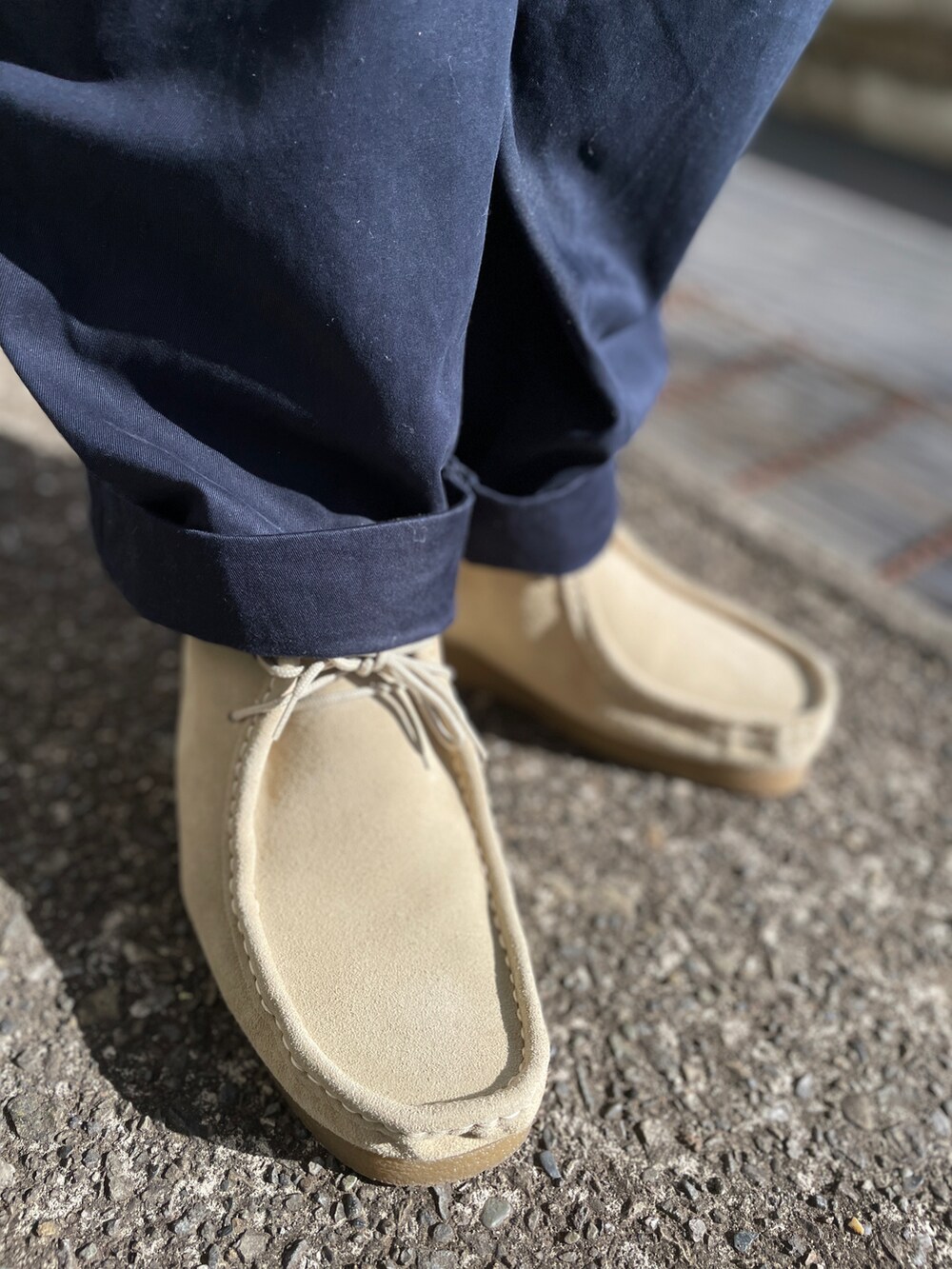 ベージュ系のモカシン/デッキシューズ、ブルー系のその他パンツ、グリーン系のスウェットを着用したメンズの冬コーディネートの3枚目の写真