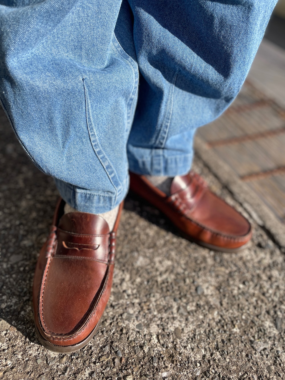 その他のシャツ/ブラウス、ブルー系のテーラードジャケット、ベージュ系のステンカラーコートを着用したメンズの冬コーディネートの3枚目の写真