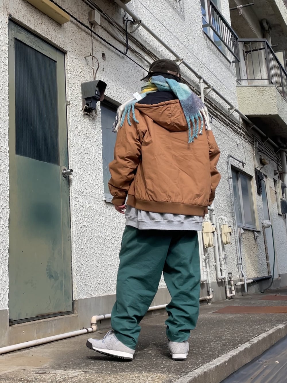 グレー系のブーツ、グリーン系のその他パンツ、グレー系のスウェットを着用したメンズの春コーディネートの2枚目の写真