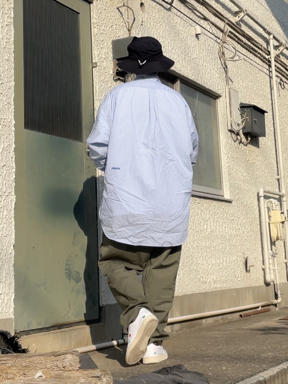 ホワイト系のスニーカー、グリーン系のその他パンツ、その他のシャツ/ブラウスを着用したメンズの冬コーディネートの3枚目の写真