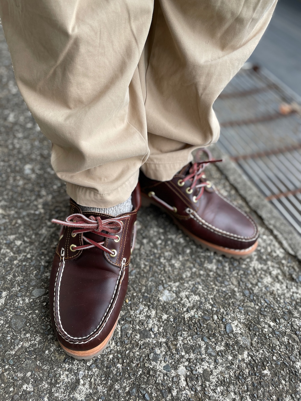 グリーン系のネクタイ、ブルー系のシャツ/ブラウス、ブルー系のテーラードジャケットを着用したメンズの春コーディネートの3枚目の写真