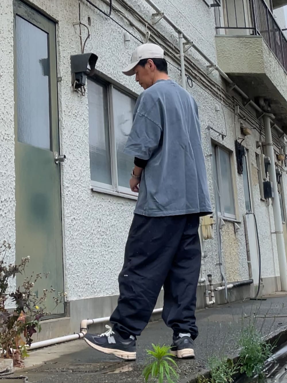 ブルー系のスニーカー、グレー系のチノパンツ、ブルー系のTシャツ/カットソーを着用したメンズの春コーディネートの2枚目の写真