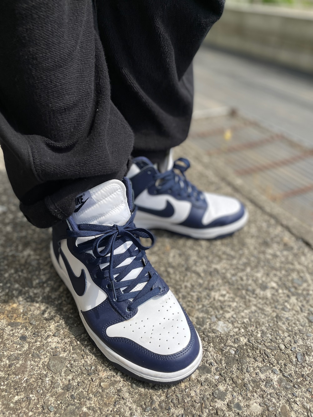 ブルー系のスニーカー、ブラック系のその他パンツ、ブルー系のTシャツ/カットソーを着用したメンズの春コーディネートの4枚目の写真