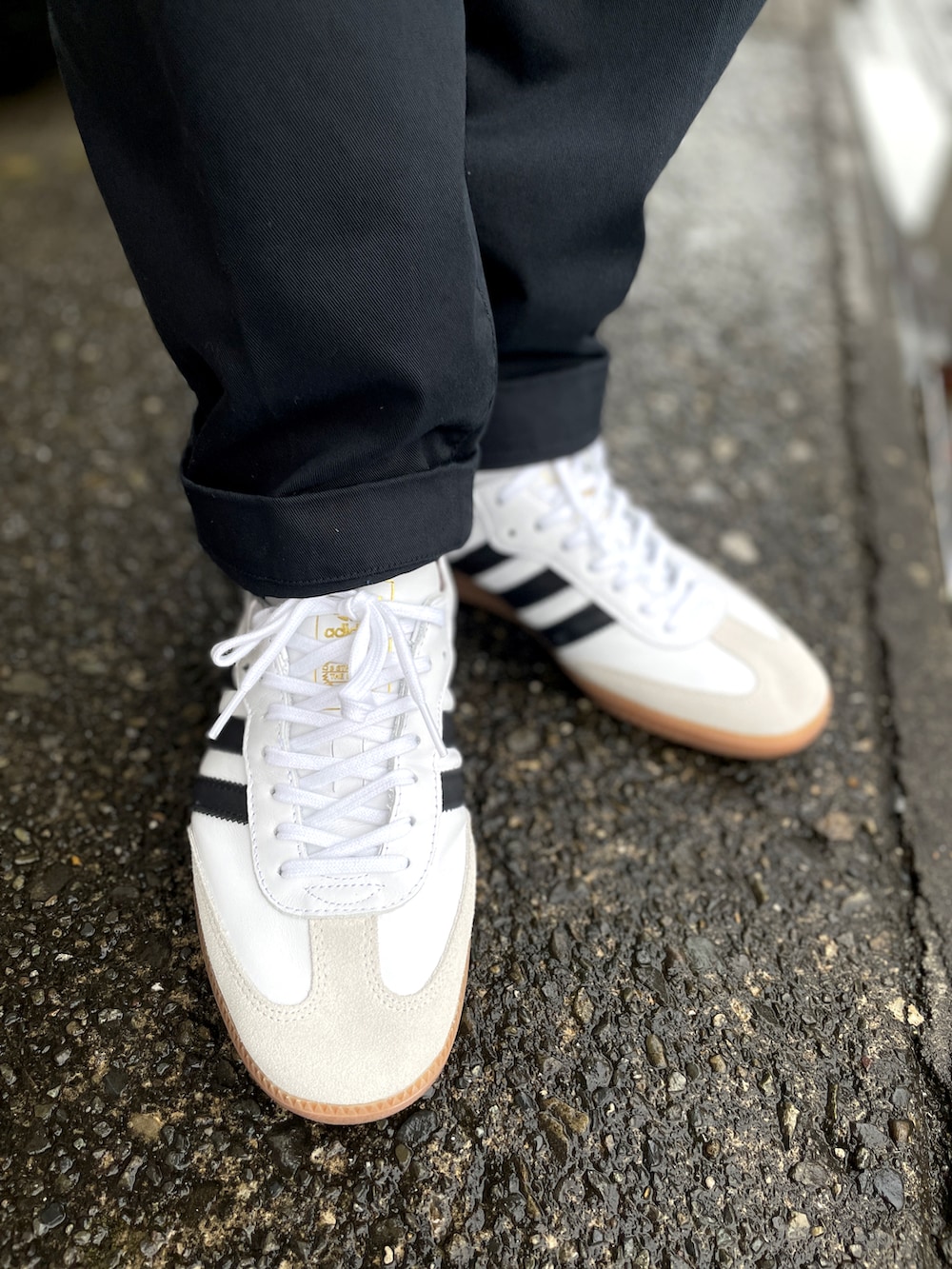 ホワイト系のスニーカー、ブルー系のその他パンツ、ベージュ系のトップスを着用したメンズの冬コーディネートの3枚目の写真