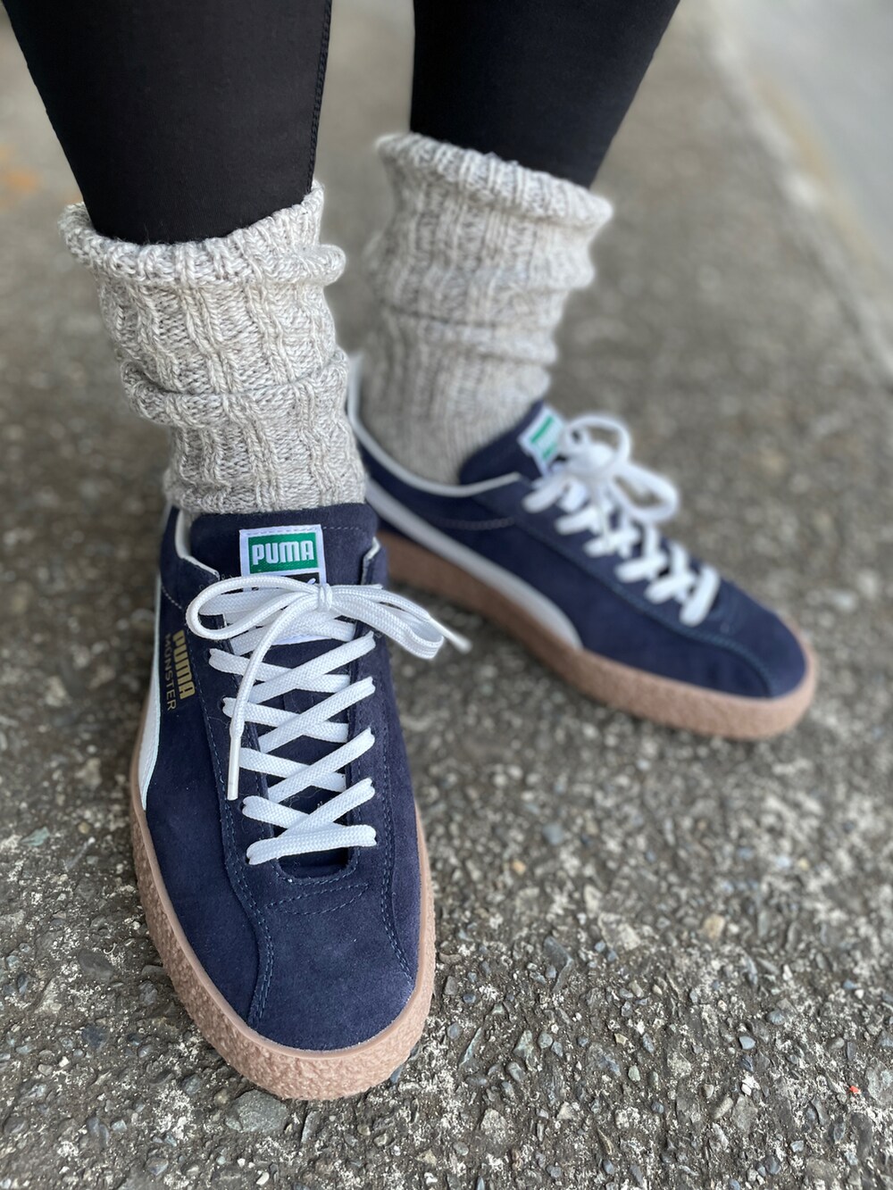 ブルー系のスニーカー、ブルー系のその他パンツ、ホワイト系のスウェットを着用したメンズの春コーディネートの3枚目の写真