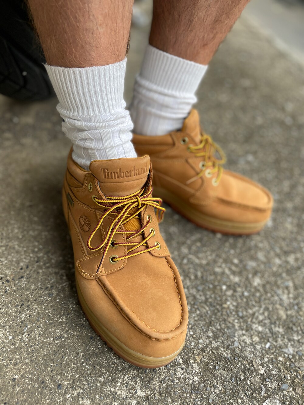 グリーン系のブーツ、ベージュ系のチノパンツ、ブルー系のTシャツ/カットソーを着用したメンズの秋コーディネートの3枚目の写真