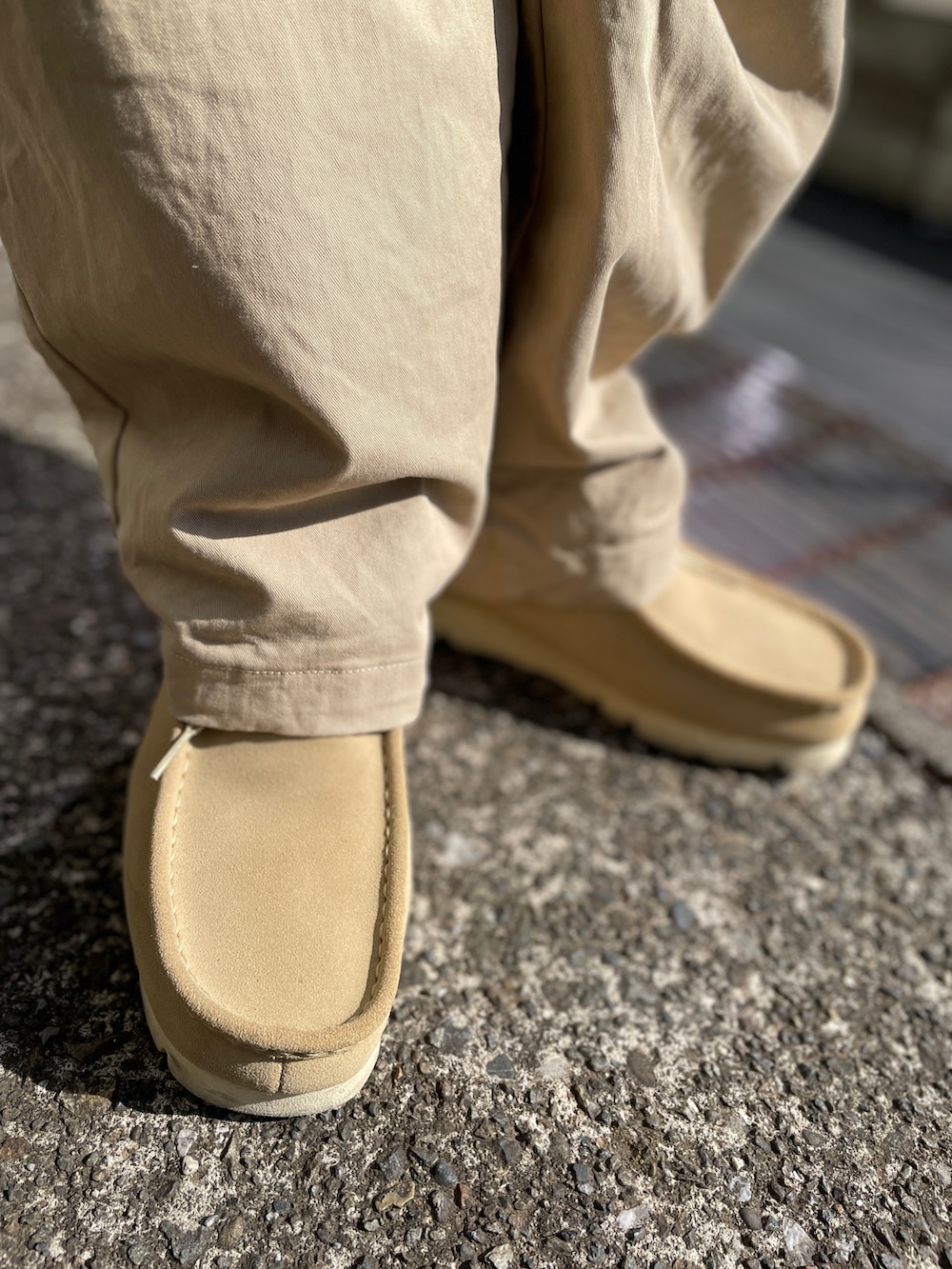 ベージュ系のチノパンツ、ベージュ系のモカシン/デッキシューズ、ブルー系のデニムジャケットを着用したメンズの春コーディネートの3枚目の写真