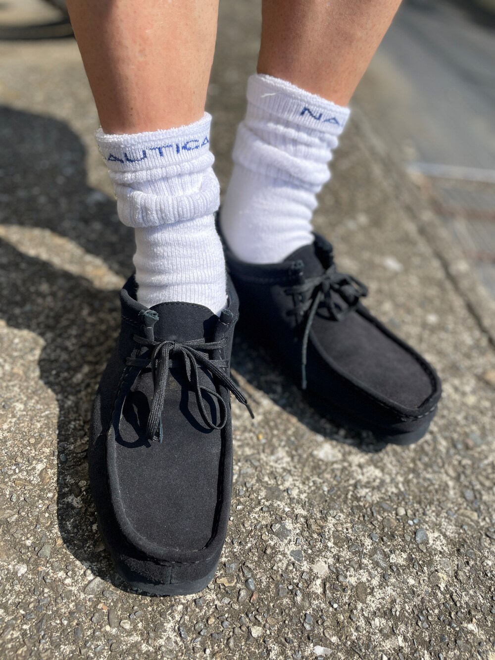 ブラック系のブーツ、ブルー系のシャツ/ブラウス、ブルー系のその他パンツを着用したメンズの夏コーディネートの3枚目の写真