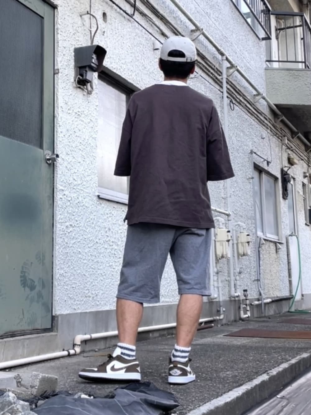 ブラウン系のスニーカー、グレー系のその他パンツ、ブラウン系のTシャツ/カットソーを着用したメンズの秋コーディネートの2枚目の写真