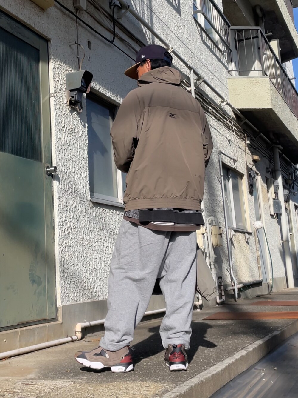 グレー系のスニーカー、グレー系のその他パンツ、グレー系のブルゾンを着用したメンズの冬コーディネートの2枚目の写真