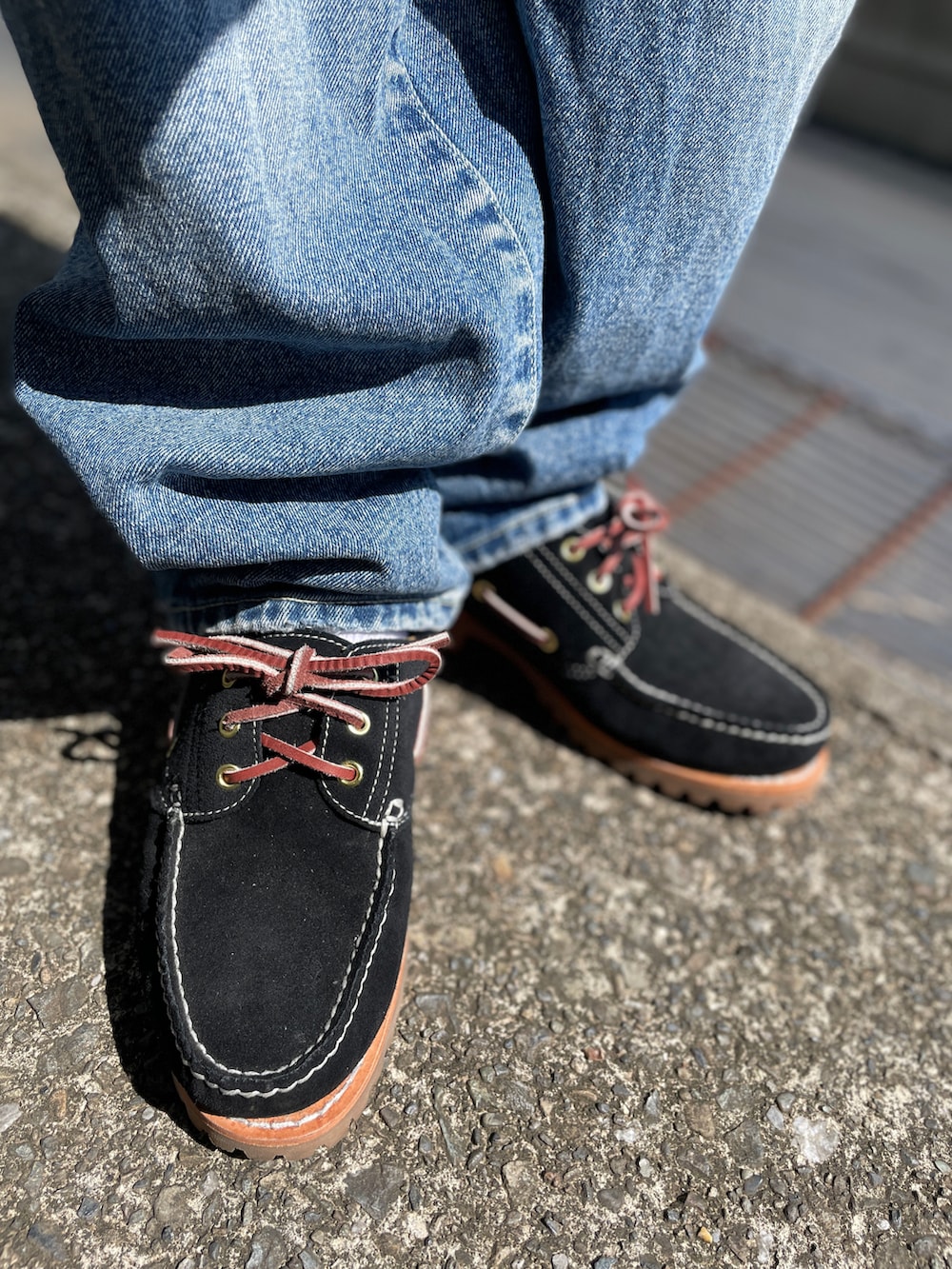 ブルー系のTシャツ/カットソー、ブルー系のデニムパンツ、ブラック系のモカシン/デッキシューズを着用したメンズの秋コーディネートの3枚目の写真