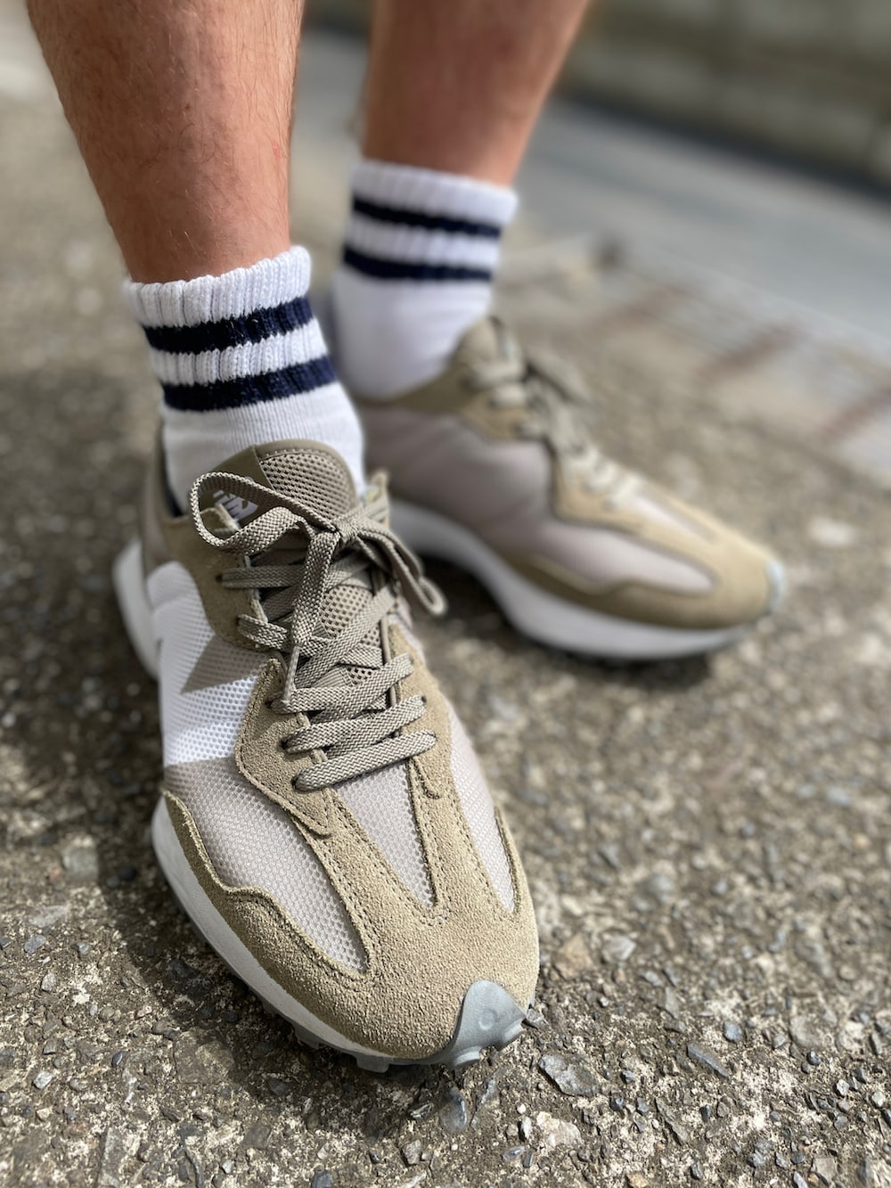 グリーン系のスニーカー、パープル系のその他パンツ、ホワイト系のシャツ/ブラウスを着用したメンズの夏コーディネートの3枚目の写真