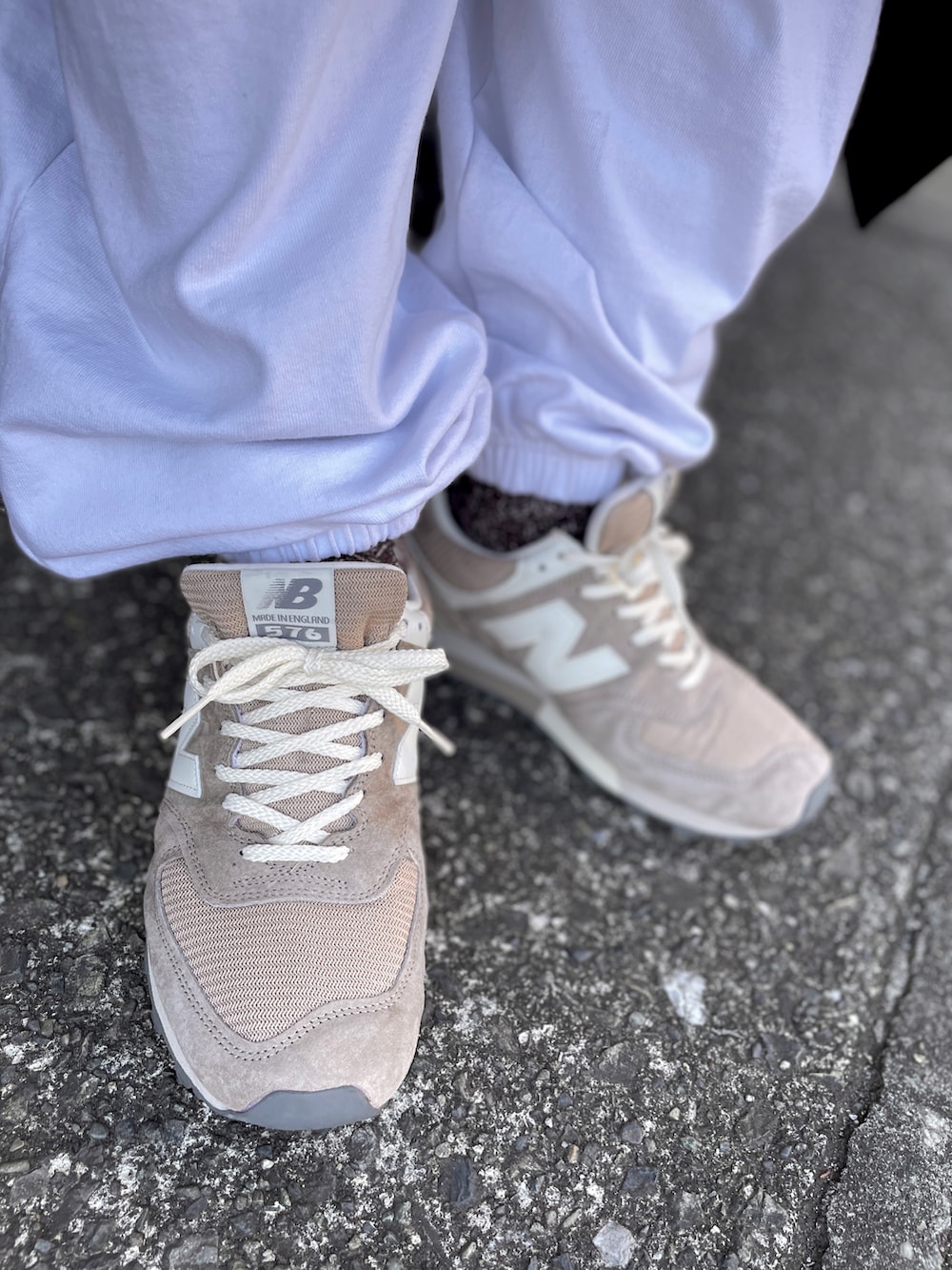 ベージュ系のスニーカー、ホワイト系のスウェットパンツ、ブラック系のスウェットを着用したメンズの冬コーディネートの3枚目の写真