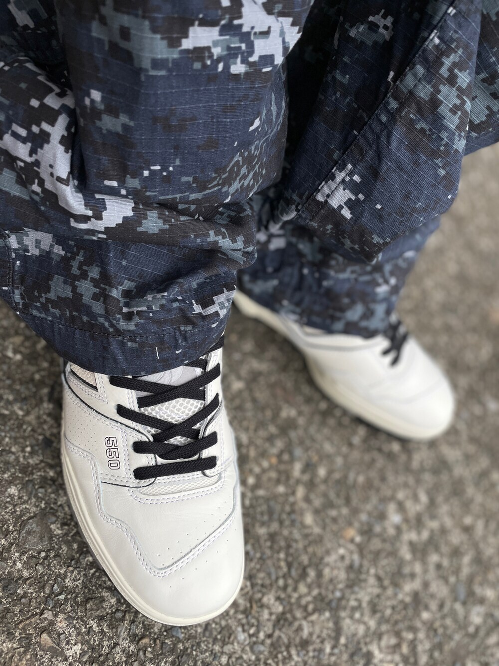 ホワイト系のスニーカー、ブルー系のカーゴパンツ、ホワイト系のTシャツ/カットソーを着用したメンズの秋コーディネートの2枚目の写真