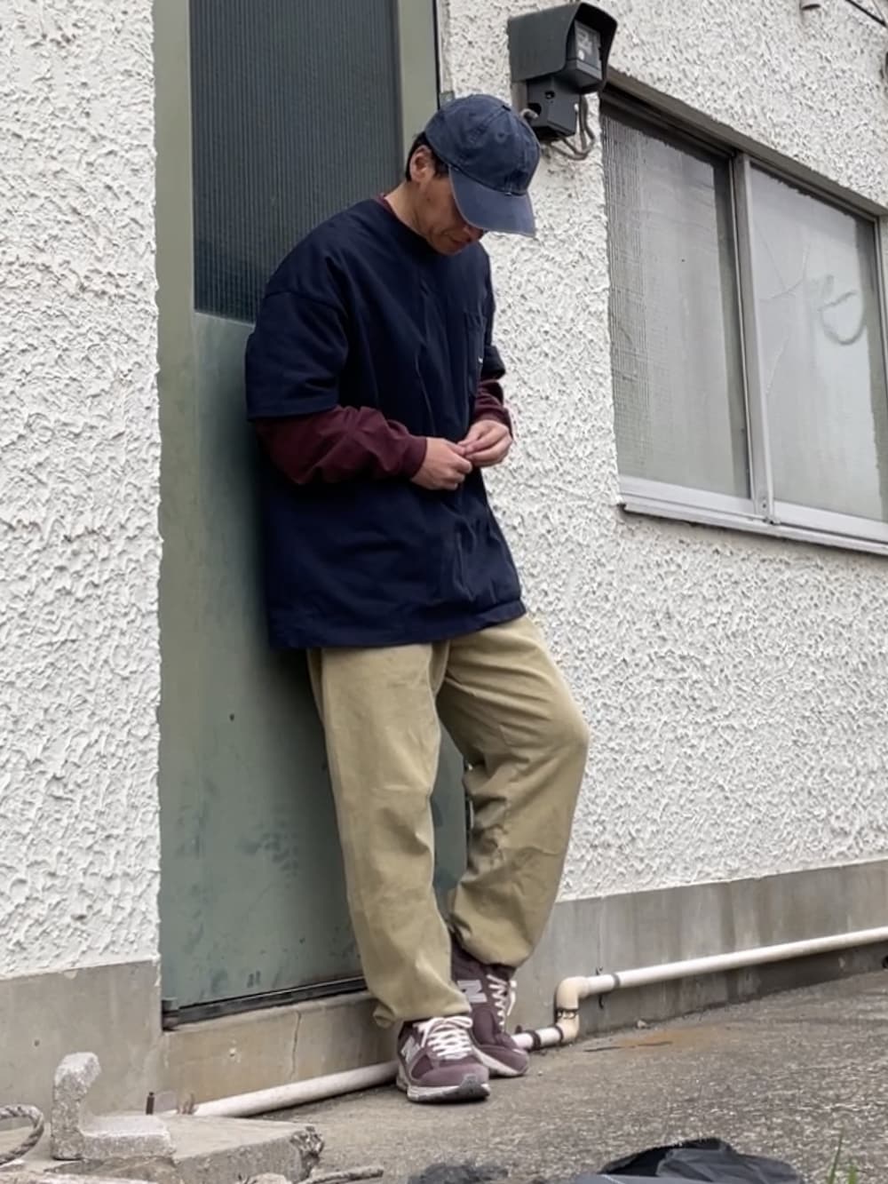 ブラウン系のスニーカー、グリーン系のスウェットパンツ、ブルー系のTシャツ/カットソーを着用したメンズの春コーディネートの3枚目の写真