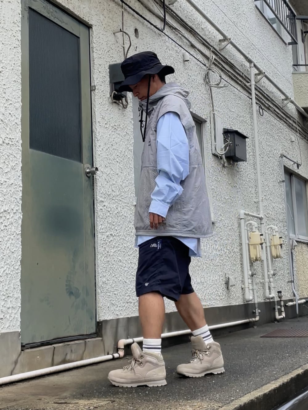 ベージュ系のブーツ、ブルー系のその他パンツ、ブルー系のシャツ/ブラウスを着用したメンズの夏コーディネートの2枚目の写真