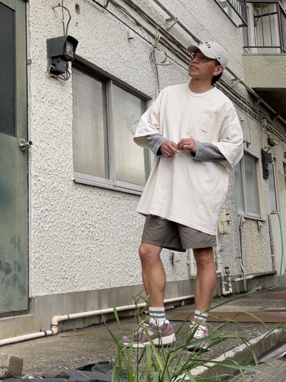 ブラウン系のスニーカー、ブラウン系のその他パンツ、ベージュ系のTシャツ/カットソーを着用したメンズの春コーディネートの2枚目の写真