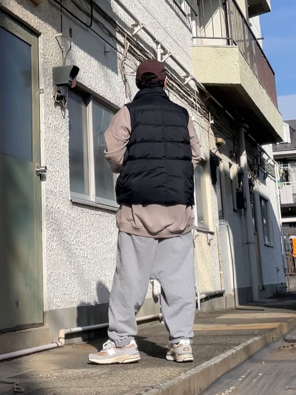 グレー系のスニーカー、グレー系のその他パンツ、ベージュ系のスウェットを着用したメンズの冬コーディネートの2枚目の写真