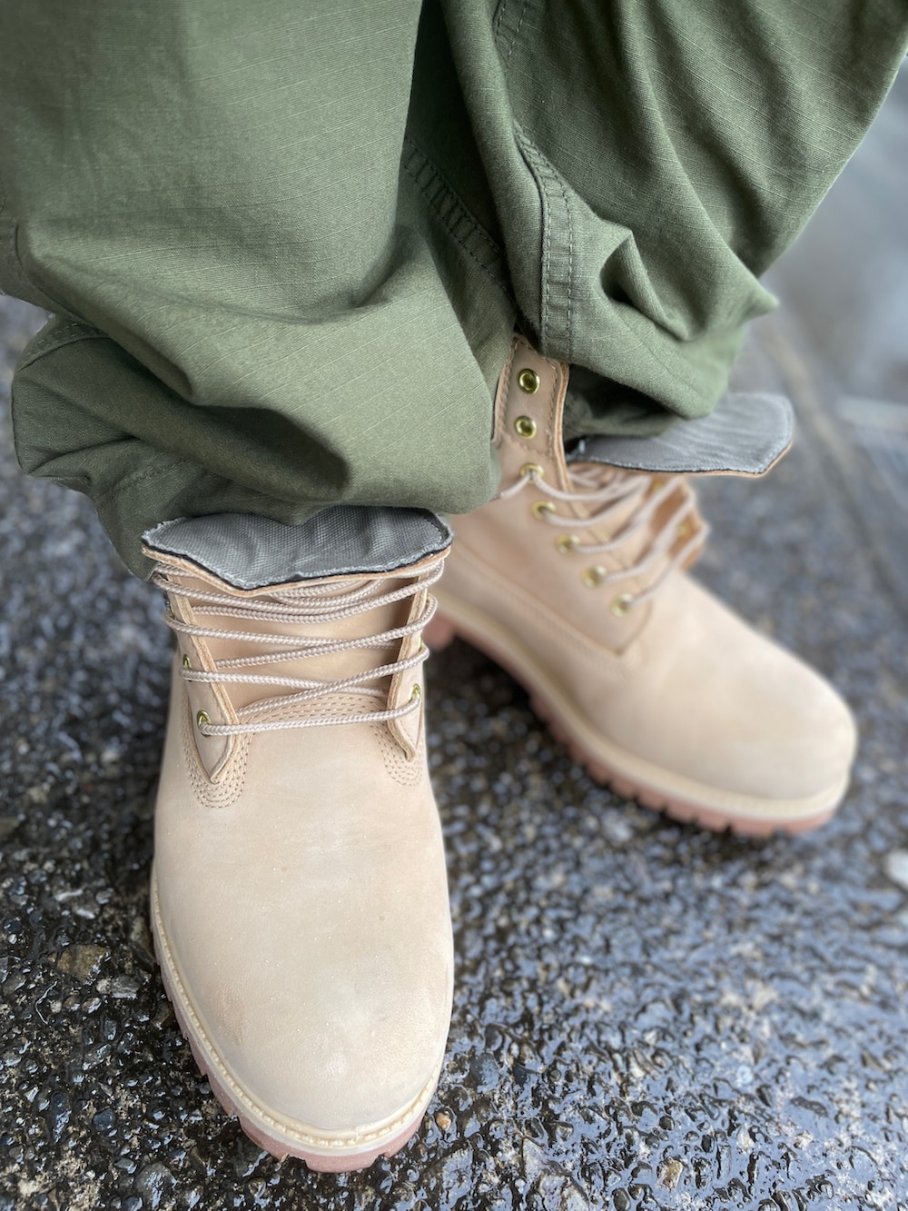 ベージュ系のブーツ、グリーン系のカーゴパンツ、グレー系のスウェットを着用したメンズの春コーディネートの3枚目の写真