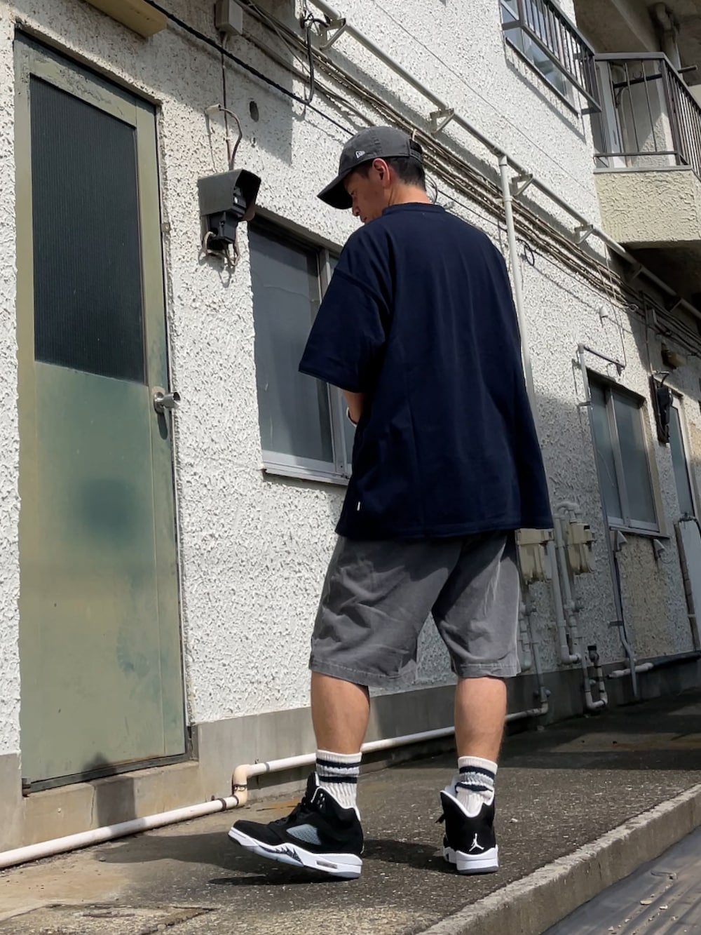 ブラック系のスニーカー、グレー系のその他パンツ、ブラック系のTシャツ/カットソーを着用したメンズの夏コーディネートの2枚目の写真