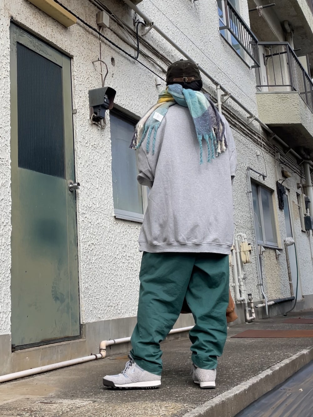 グレー系のブーツ、グリーン系のその他パンツ、グレー系のスウェットを着用したメンズの春コーディネートの2枚目の写真