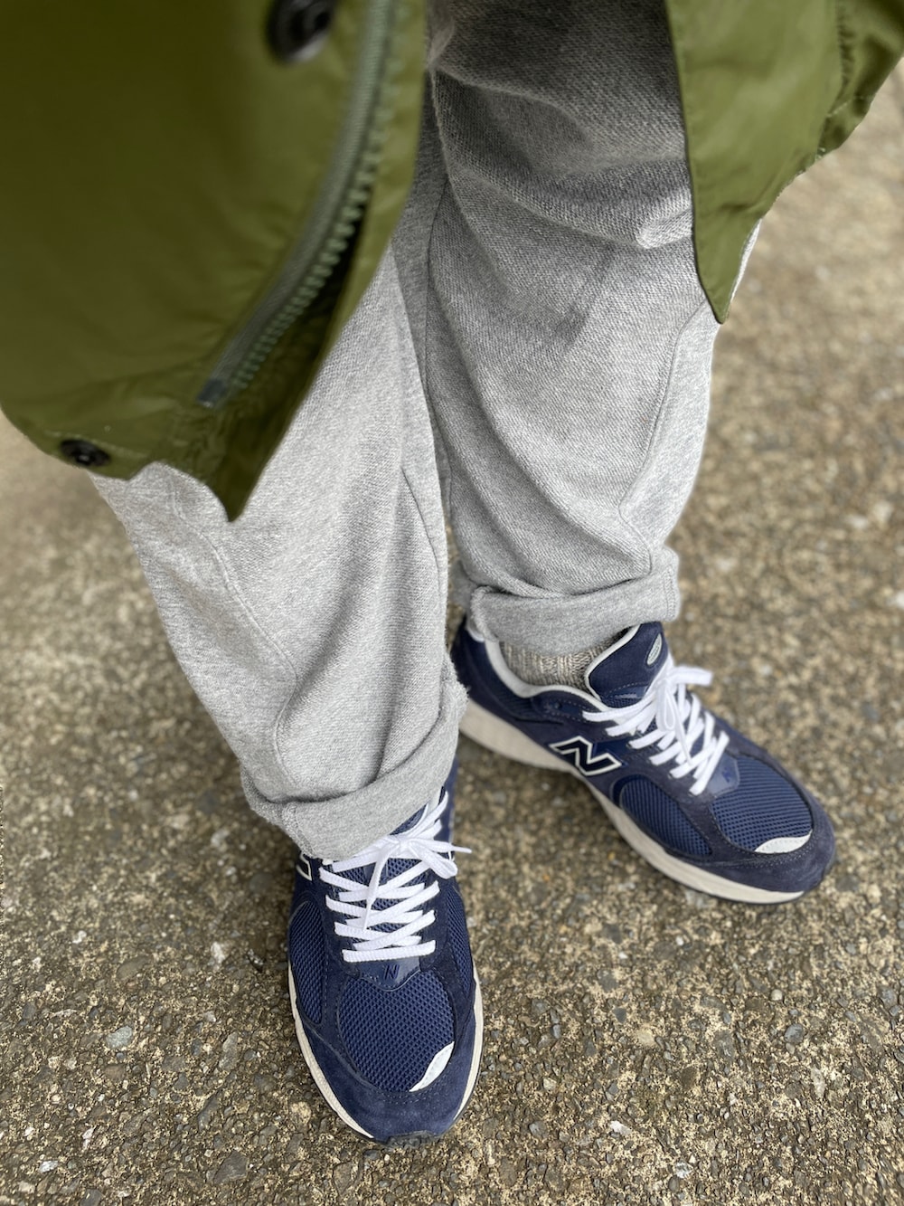 「NEW BALANCEのML2002R（スニーカー、ブルー系）」を使った、クロ🐑さん（メンズ・168cm）の春コーディネートの3枚目の写真