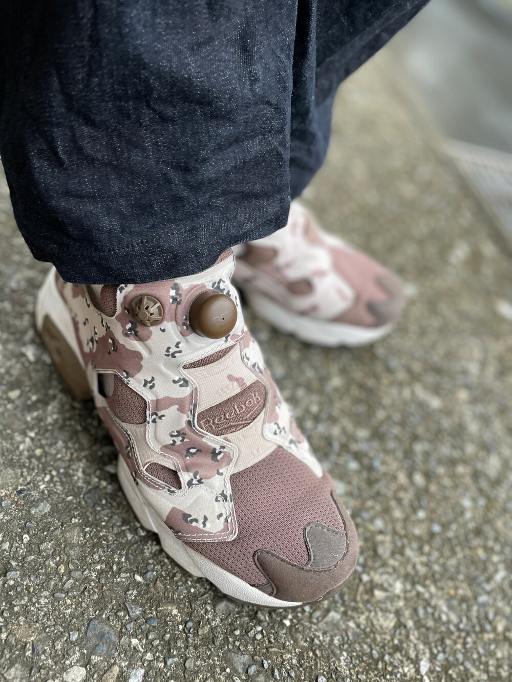 ブラウン系のスニーカー、ブラック系のデニムパンツ、ホワイト系のTシャツ/カットソーを着用したメンズの秋コーディネートの4枚目の写真