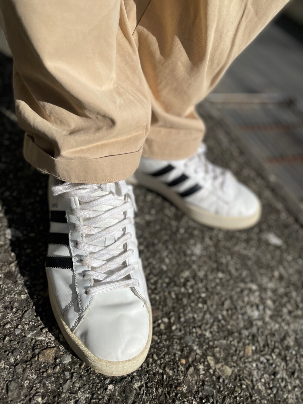 ホワイト系のスニーカー、ベージュ系のその他パンツ、ブルー系のブルゾンを着用したメンズの秋コーディネートの3枚目の写真