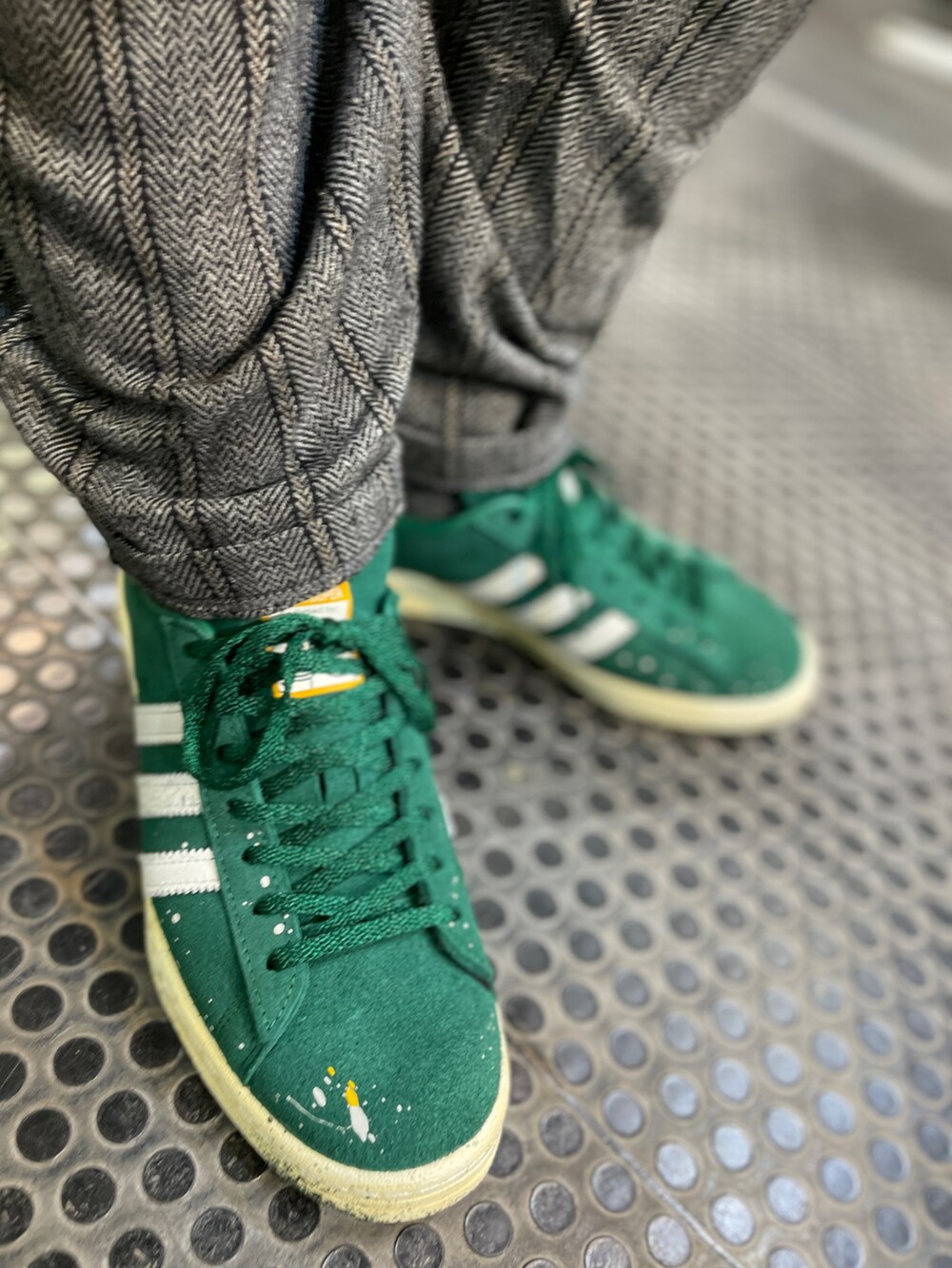 グリーン系のスニーカー、ブラック系のその他パンツ、ブラウン系のパーカーを着用したメンズの秋コーディネートの3枚目の写真