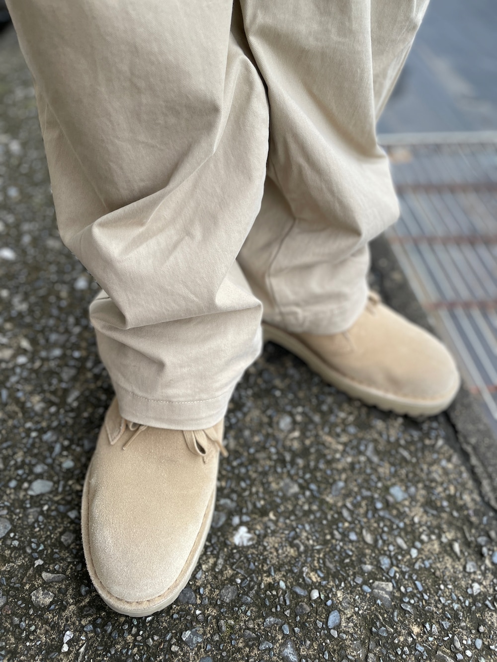 ベージュ系のチノパンツ、ブルー系のポロシャツ、ブラウン系のブーツを着用したメンズの夏コーディネートの3枚目の写真