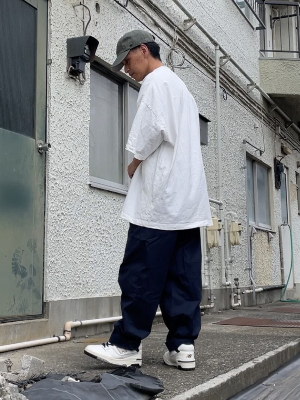 ホワイト系のスニーカー、ブルー系のその他パンツ、ホワイト系のTシャツ/カットソーを着用したメンズの秋コーディネートの2枚目の写真