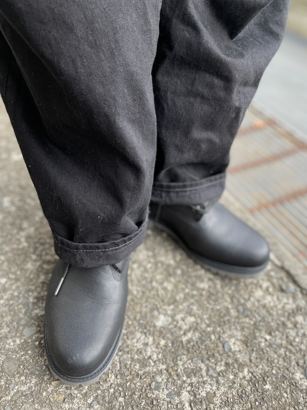 ブラウン系のシャツ/ブラウス、ブラック系のデニムパンツ、ブラック系のブーツを着用したメンズの春コーディネートの3枚目の写真