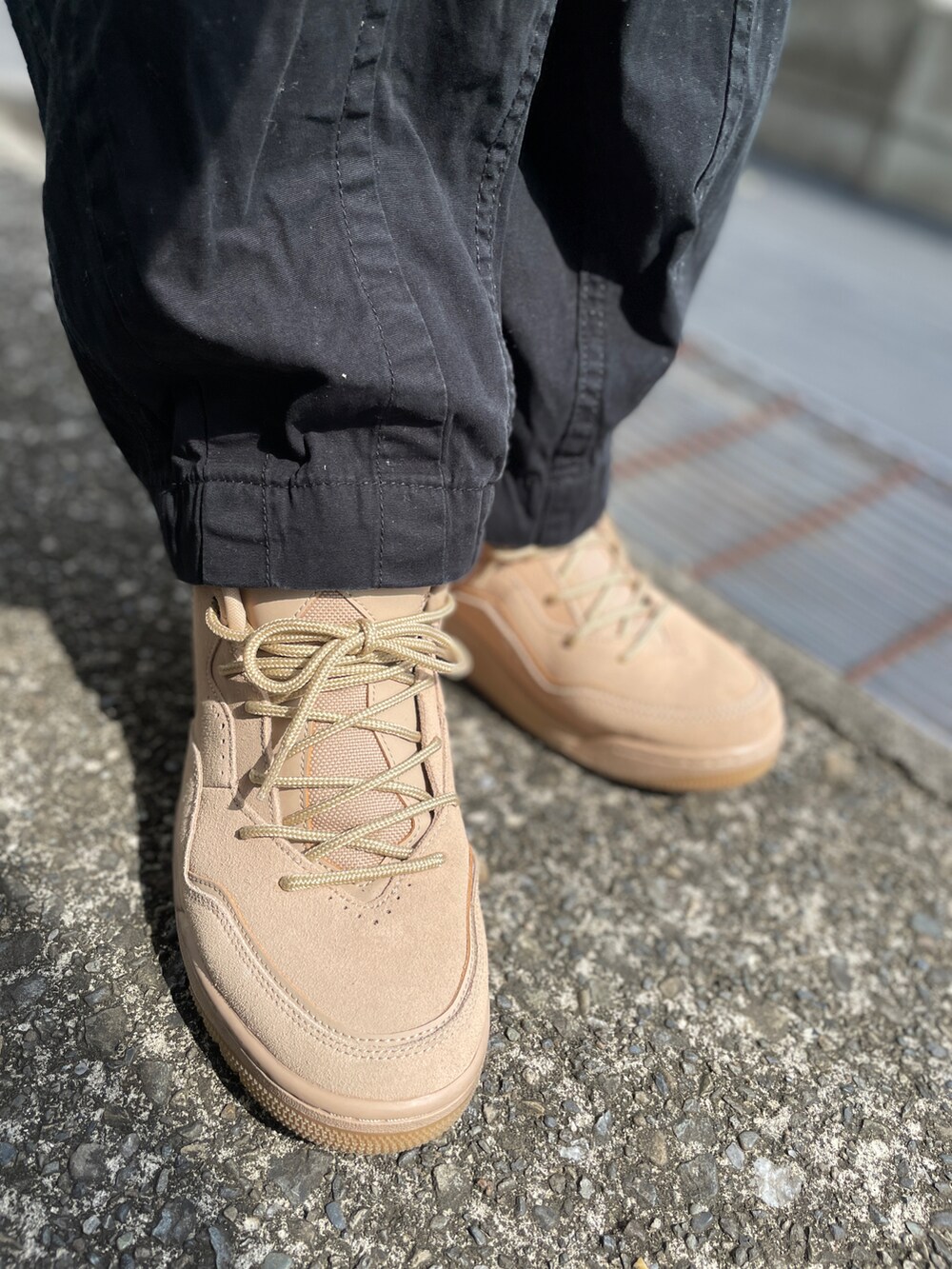 ベージュ系のスニーカー、ブラック系のパンツ、ブラック系のTシャツ/カットソーを着用したメンズの秋コーディネートの3枚目の写真