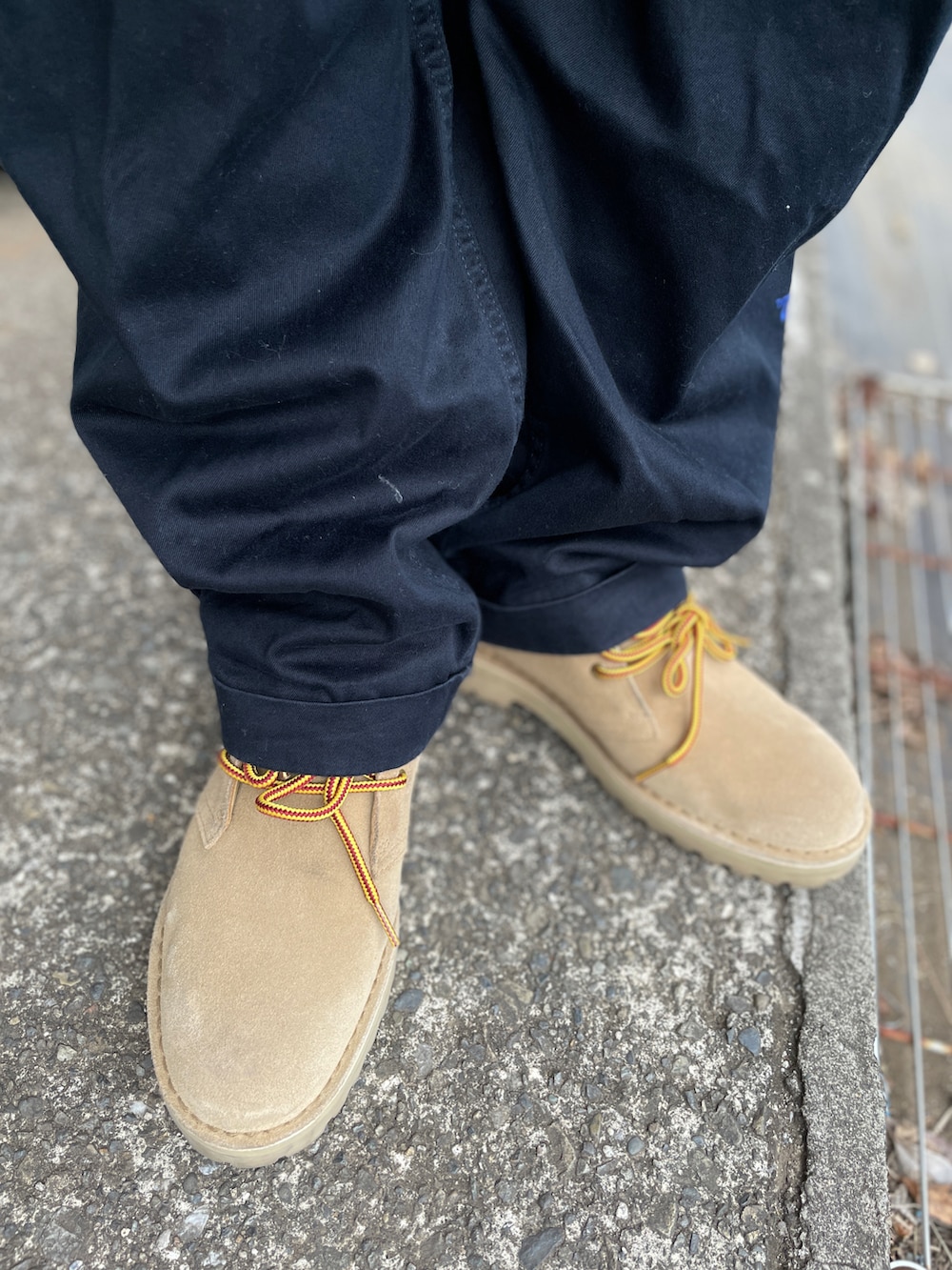 ブルー系のシャツ/ブラウス、ブルー系のチノパンツ、ブラウン系のブーツを着用したメンズの冬コーディネートの3枚目の写真