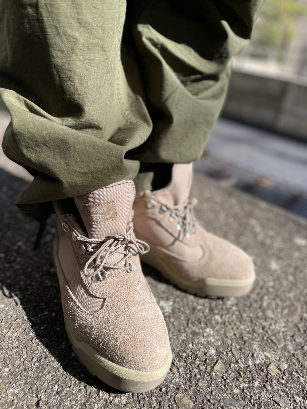 ベージュ系のブーツ、グリーン系のカーゴパンツ、グレー系のTシャツ/カットソーを着用したメンズの秋コーディネートの3枚目の写真