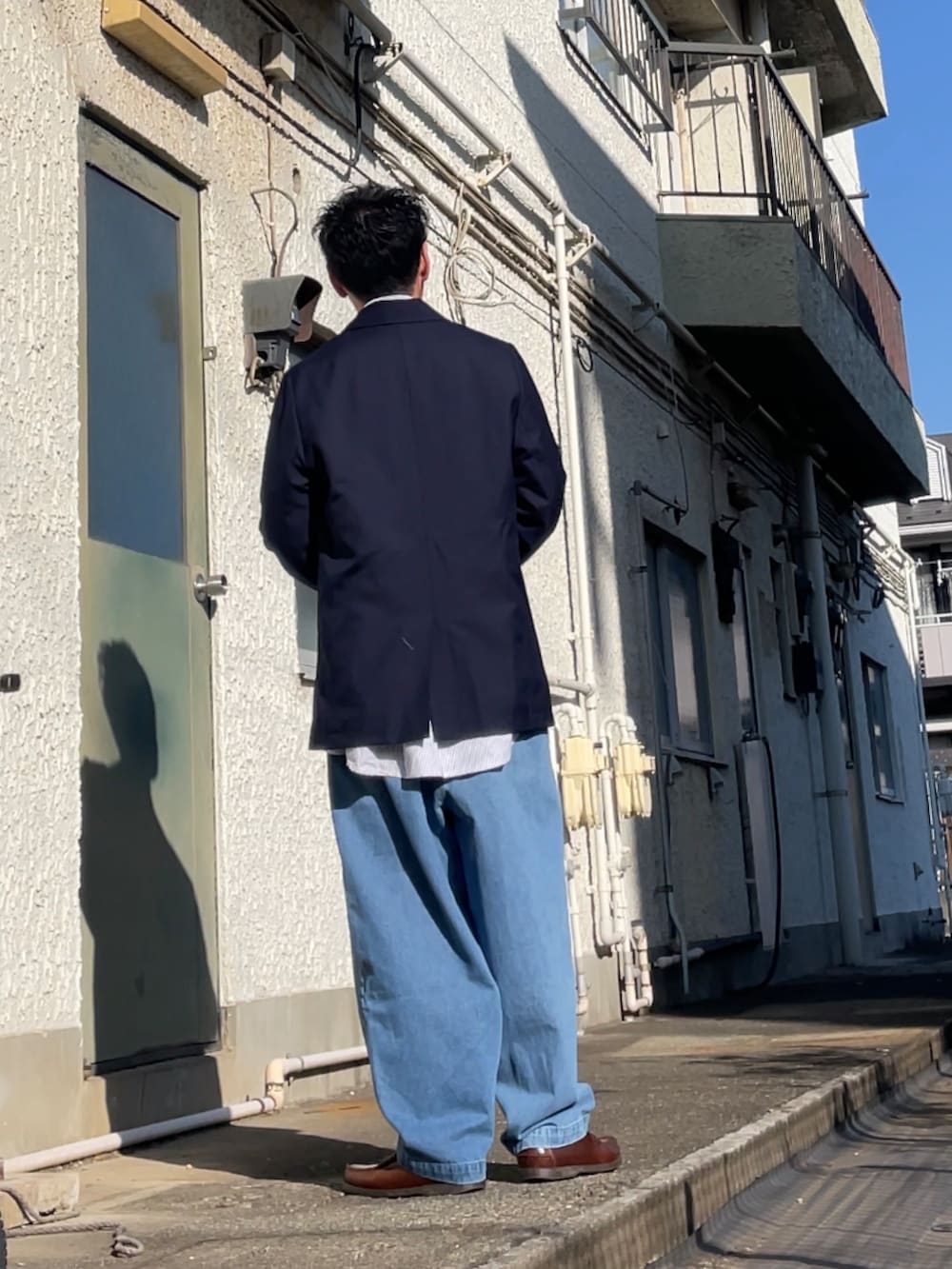 その他のシャツ/ブラウス、ブルー系のテーラードジャケット、ブルー系のデニムパンツを着用したメンズの春コーディネートの2枚目の写真