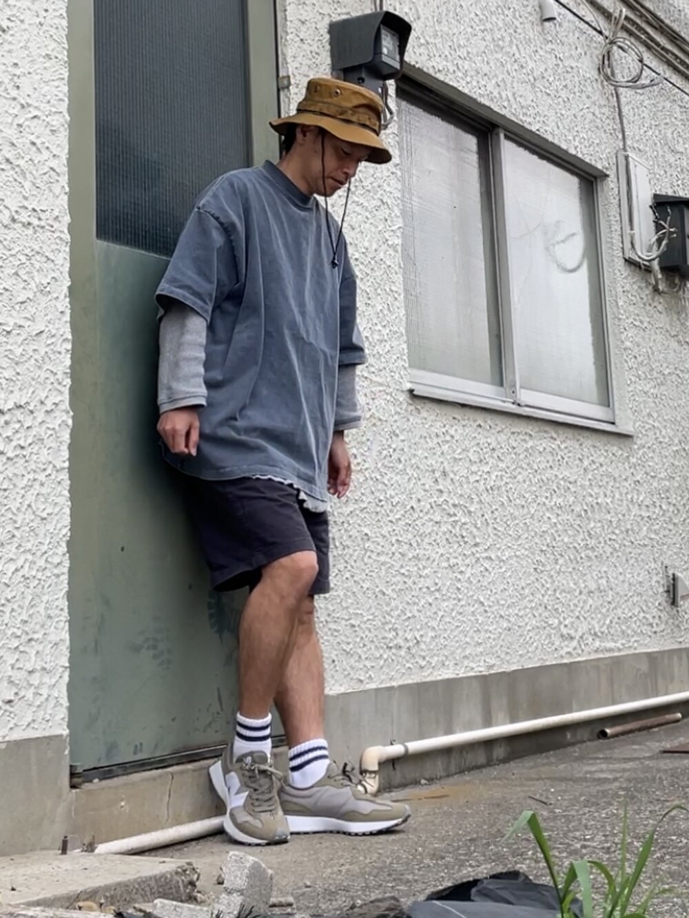 グリーン系のスニーカー、ブルー系のパンツ、ブルー系のTシャツ/カットソーを着用したメンズの春コーディネートの4枚目の写真