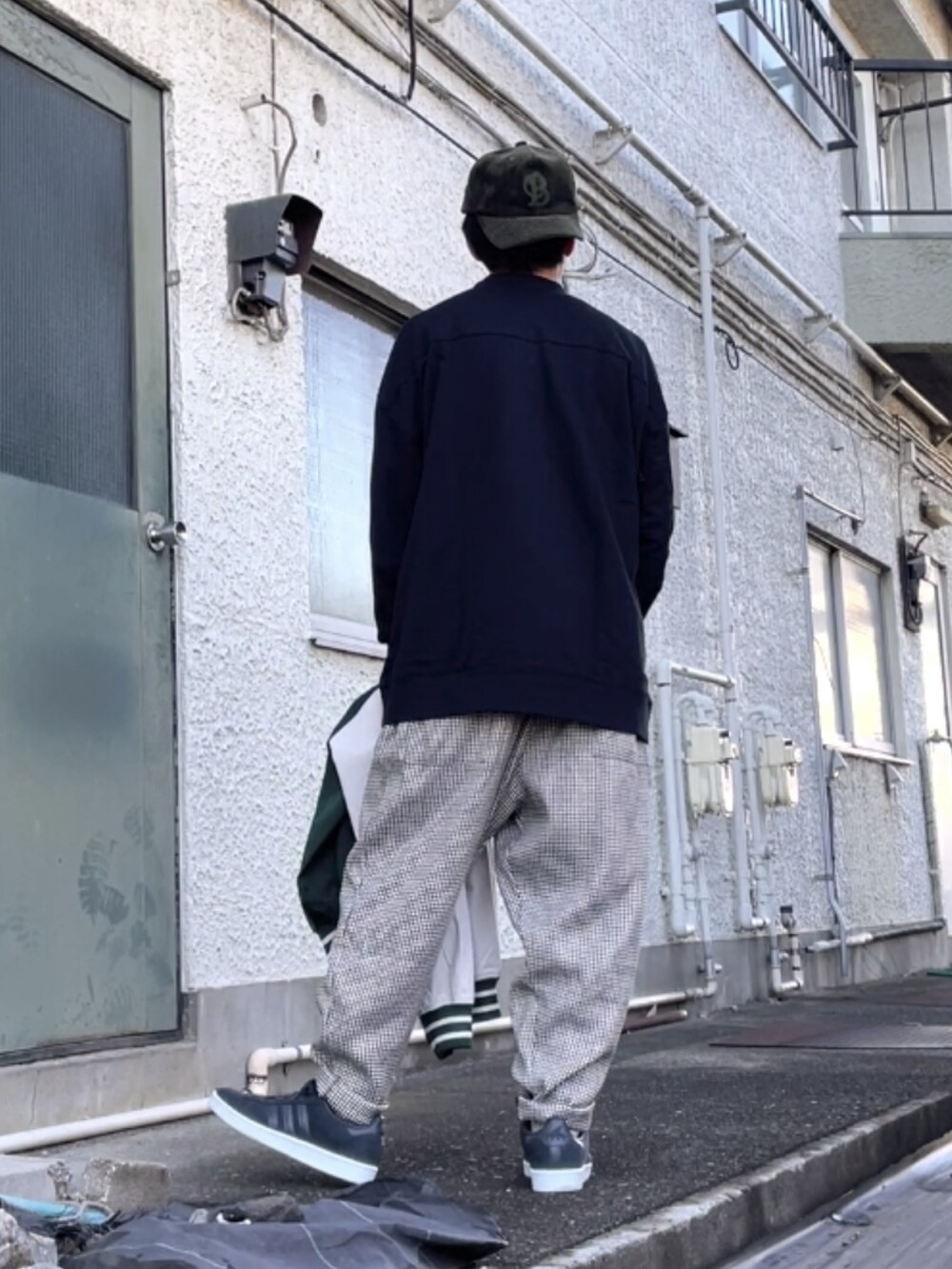 ブラック系のスニーカー、ベージュ系のその他パンツ、ブラック系のシャツ/ブラウスを着用したメンズの秋コーディネートの2枚目の写真