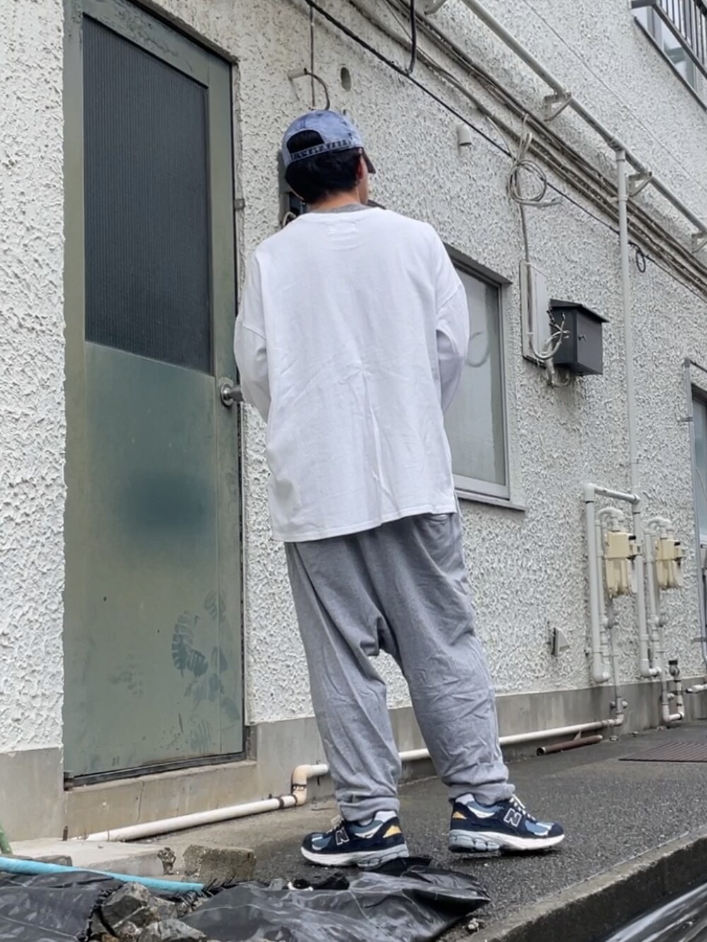 ブルー系のスニーカー、グレー系のその他パンツ、ホワイト系のTシャツ/カットソーを着用したメンズの秋コーディネートの2枚目の写真