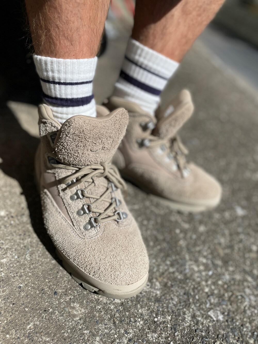 ベージュ系のブーツ、ベージュ系のその他パンツ、ベージュ系のシャツ/ブラウスを着用したメンズの秋コーディネートの4枚目の写真